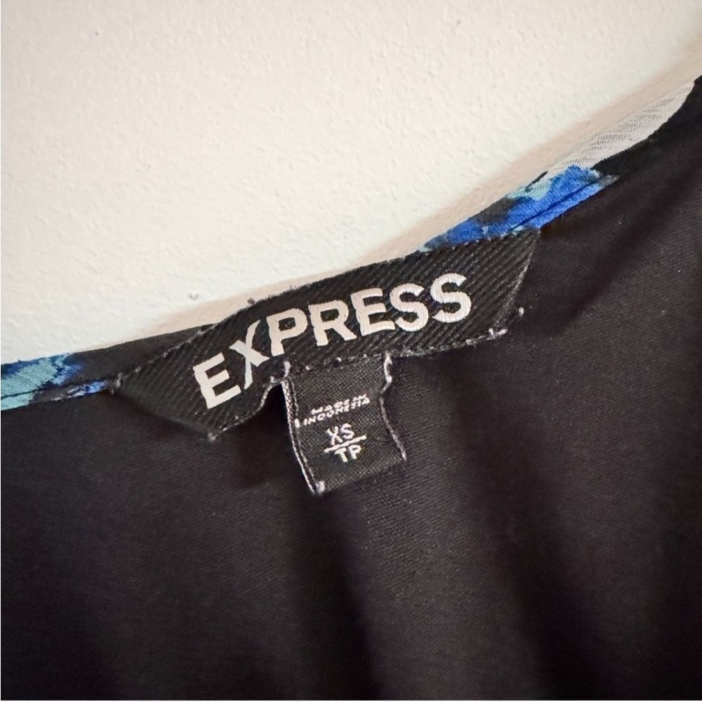 Express - Sleeveless Floral Cami Swing Top in Black Multi - Picture 3 of 4